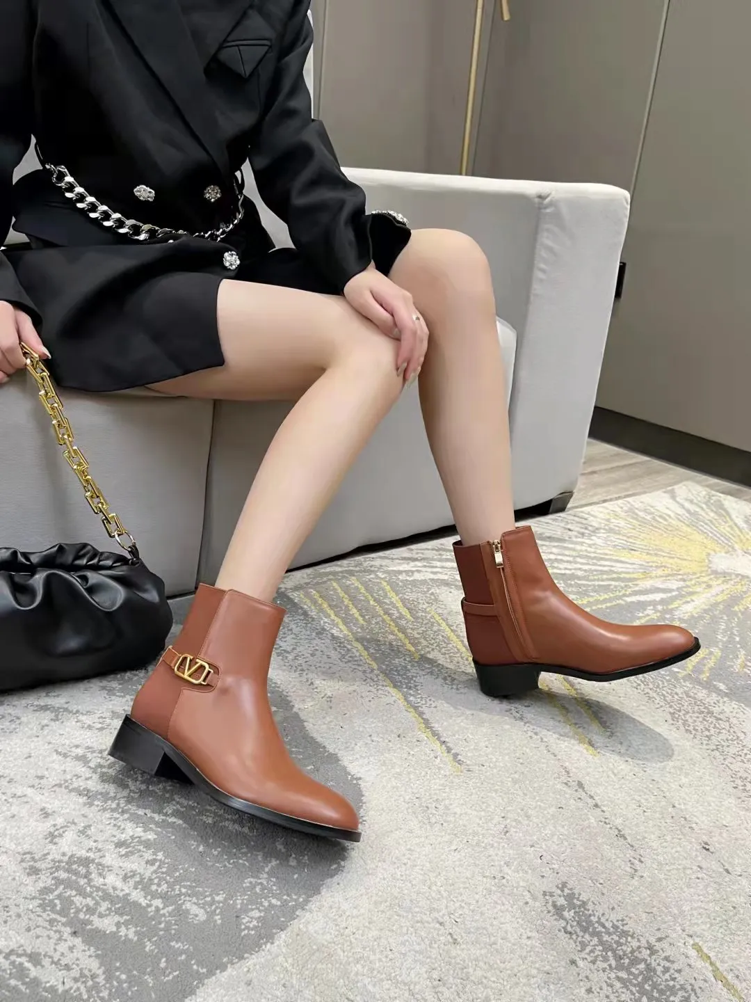 👟👟Ex-factory price 500👟👟 🆕Valentino. Valentino big v-buckle autumn and winter fashion women's boots: comfortable and versatile on the upper feet, showing long legs, fabric: imported first-layer cowhide ⚡The most popular V-buckle ⚡all genuine leather on the inner pads, non-slip and wear-resistant rubber outsole Size: 35−40 (customized size 41)